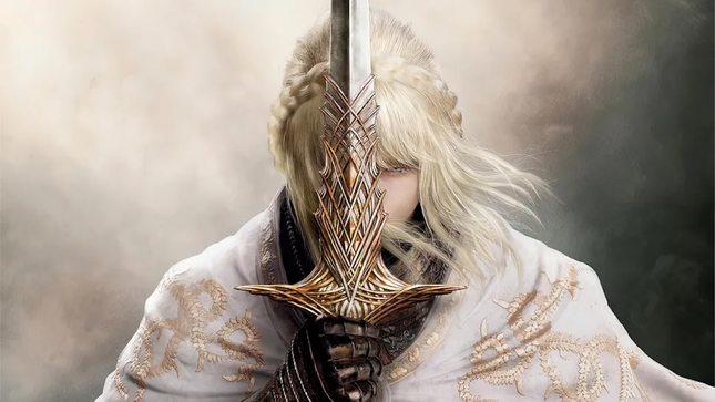 Une femme blonde brandit une épée devant son visage