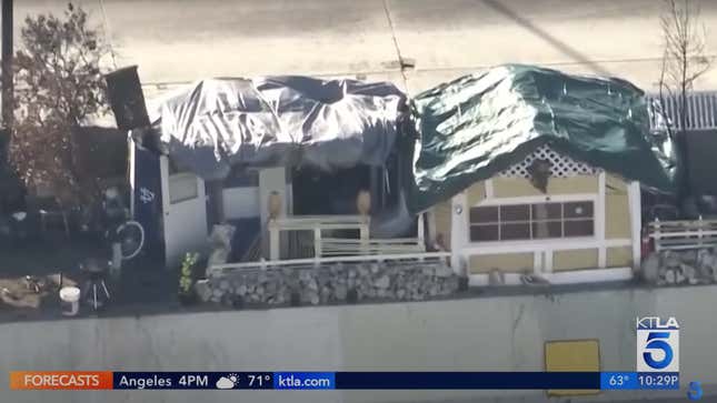 Image for article titled Unhoused Man Builds Entire House Off The Side Of A Los Angeles Freeway
