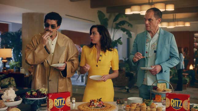 Bad Bunny (izquierda), Aubrey Plaza (centro) y Michael Shannon (derecha) disfrutan de galletas RITZ