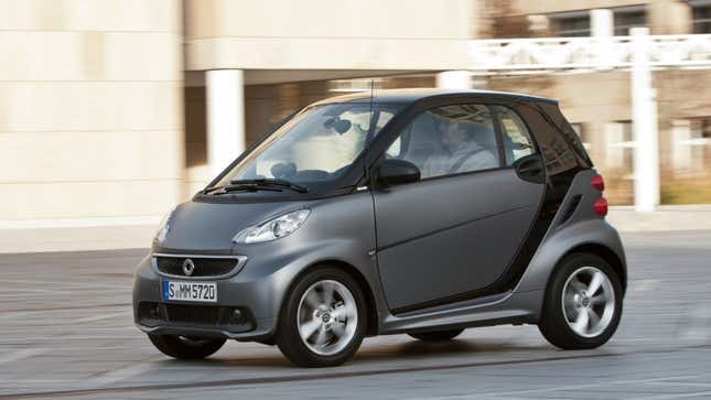 Una foto de un coche Smart plateado. 