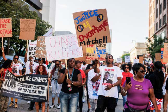 Des manifestants défilent et protestent contre la mort de deux hommes noirs, Samuel Sharpe Jr., aux mains de policiers extérieurs à la ville au RNC, et D’Vontaye Mitchell, qui aurait été battu par des employés de l’hôtel, le dernier jour de la Convention nationale républicaine (RNC) le 18 juillet 2024, à Milwaukee, dans le Wisconsin