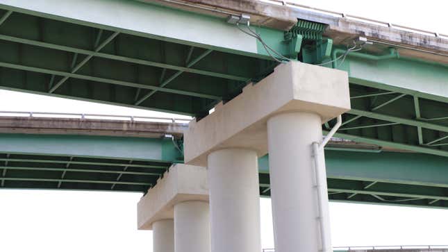 Image for article titled Infrastructure Bleak: Vital Memphis Bridge Closed Over Massive Crack