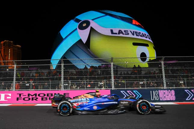 Logan Sargento de Williams Racing (2) compite durante el Gran Premio F1 de Las Vegas en Las Vegas Strip Circuit como la Esfera, la esférica Un estadio de música y entretenimiento se ve detrás en Las Vegas, Nevada, Estados Unidos, el 19 de noviembre de 2023.