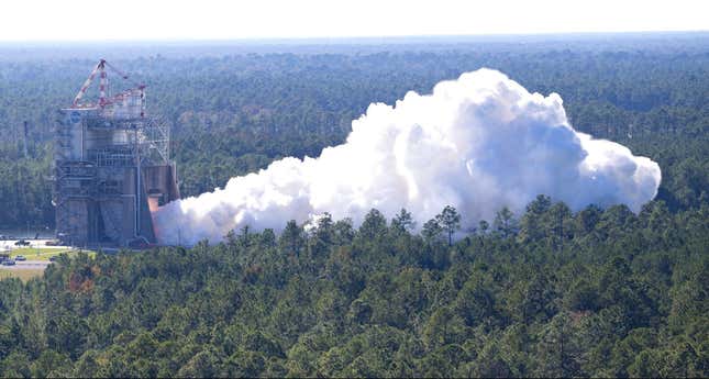 NASA, 17 Ekim'de RS-25 sertifikasyon motorunun tam süreli, 550 saniyelik sıcak ateş testini gerçekleştirdi.