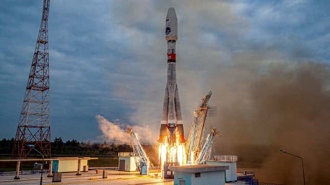 A photo of a rocket carrying the Luna-25 probe launching. 