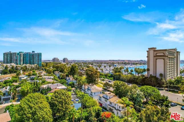 Image de l'article intitulé Un aperçu de la maison californienne de la légende des Lakers Kareem Abdul-Jabbar, actuellement sur le marché