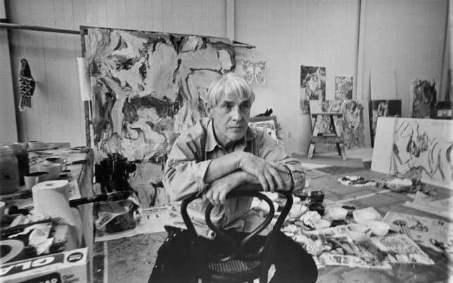 Der Maler Willem de Kooning (1904–1997) in seinem Atelier, umgeben von seinen abstrakten Gemälden, Long Island, New York, 1967. „Interchange“ ist nicht abgebildet.