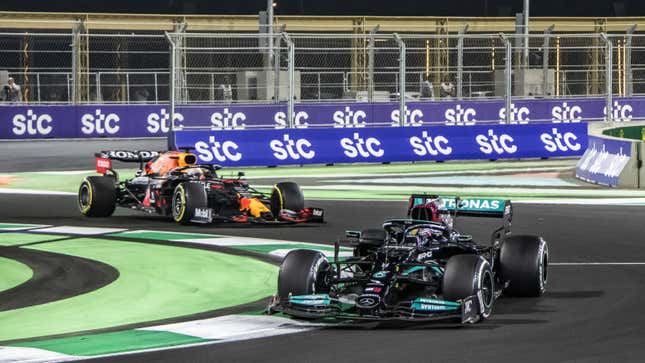 Una foto de Lewis Hamilton corriendo en Arabia Saudita. 