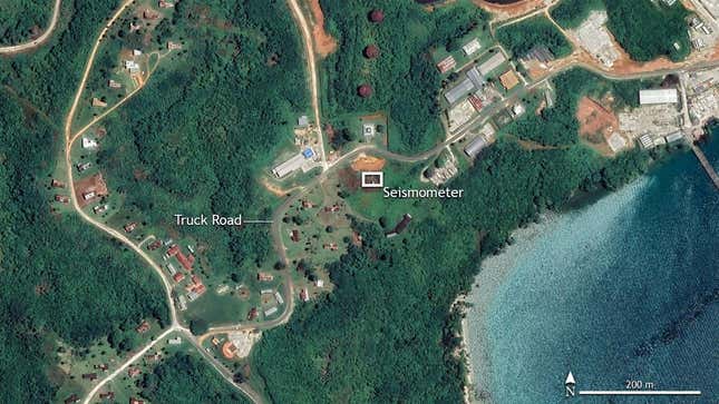 Una foto aerea che mostra la strada nei pressi della stazione sismica.