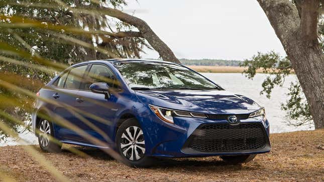 Una foto de un Toyota Corolla Híbrido azul. 