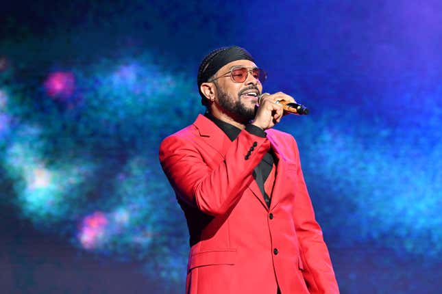 Maxwell performs onstage during 2022 V103 Winterfest at State Farm Arena on December 16, 2022 in Atlanta, Georgia.