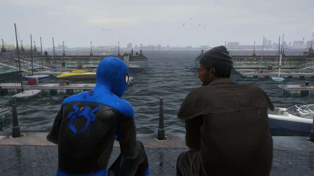 Spider-Man und Howard, von hinten gesehen, während sie sich vor dem Meer unterhalten.