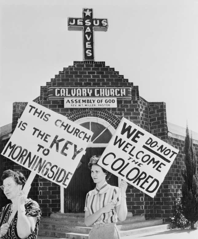 (Originalunterschrift) 9. Oktober 1956 – Fort Worth, Texas: Mrs. ET Holden und Mrs. Peggy Richard demonstrieren vor der Kirche der Calvary Assembly of God. Nachdem der Pastor, Reverend WT Miller, das Gebäude an eine schwarze Gemeinde verkauft hatte. Die Kirche befindet sich im rassistisch angespannten Morningside-Anbau. Weiße Anwohner äußerten die Befürchtung, dass schwarze Familien in das Gebiet ziehen würden.