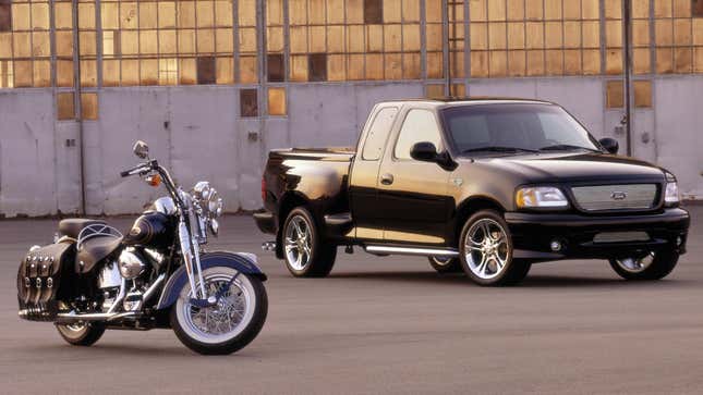 Una foto de una moto Harley-Davidson y una camioneta Ford. 