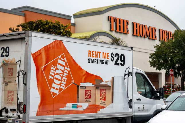 Ein Kastenwagen zeigt am Montag, den 11. November 2024, vor dem Geschäft des Unternehmens in Palo Alto, Kalifornien, USA, ein Home Depot-Schild.