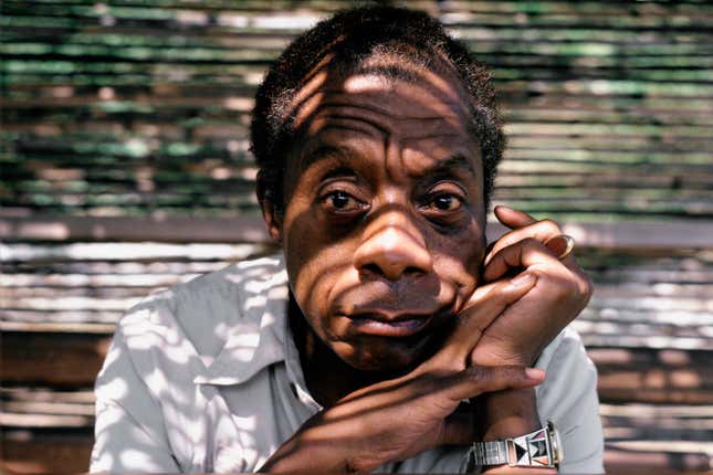  James Baldwin posiert im September 1985 zu hause in Saint Paul de Vence im Süden Frankreichs.