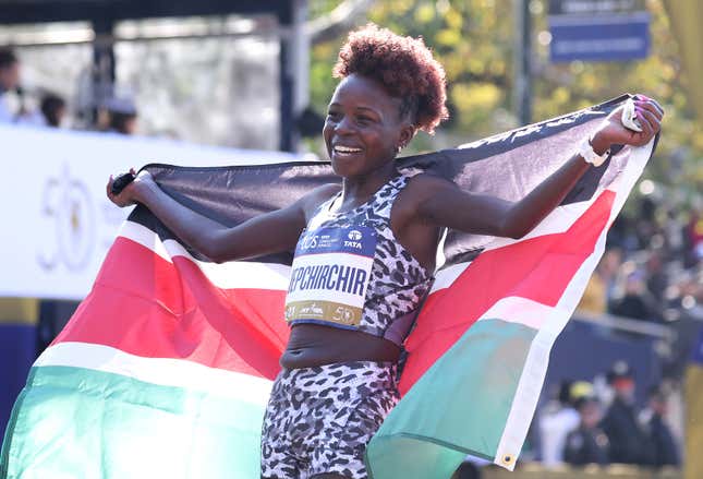 Peres Jepchirchir, du Kenya, célèbre sa première place dans la division féminine du marathon TCS de New York 2021 à Central Park, le 7 novembre 2021 à New York.