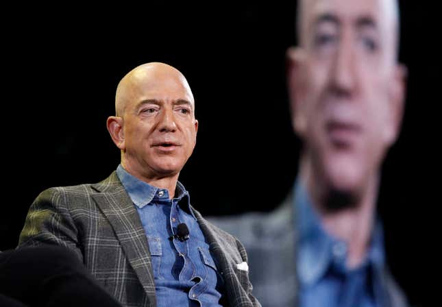 ARCHIVO-El CEO de Amazon, Jeff Bezos, habla en la convención Amazon re:MARS en Las Vegas el 6 de junio de 2019. Bezos presentó una declaración con los reguladores federales indicando su venta de casi 12 millones de acciones de Amazon por un valor de más de 2 mil millones de dólares el 7 de febrero de 2024, y  8 de febrero. (AP Foto/John Locher, Archivo)