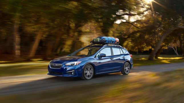 Un Impreza azul conduciendo en el bosque