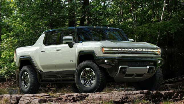 Une photo d’un pick-up Hummer EV blanc. 