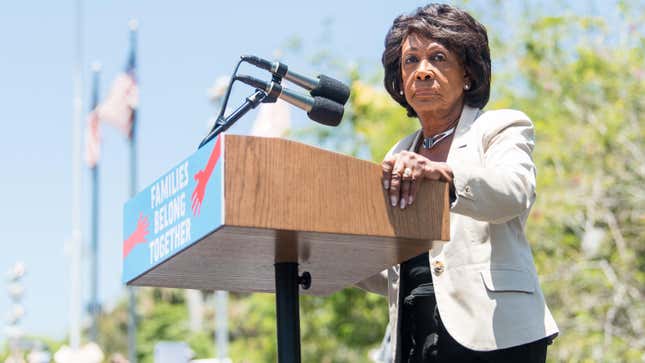 Bild für Artikel mit dem Titel Weißer Mann, der rassistische Morddrohungen gegen Maxine Waters ausgesprochen hatte, spielte herum und fand es heraus