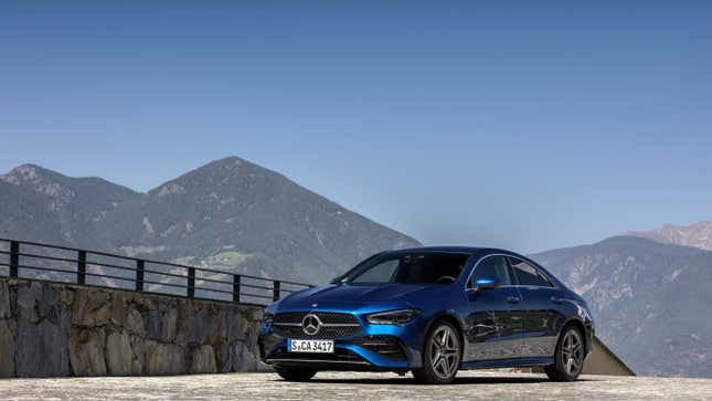 Un CLA azul estacionado frente a unas montañas