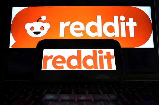 Das Reddit-Logo wird auf einem Mobiltelefon und einem Computermonitor in Los Angeles, Kalifornien, angezeigt.