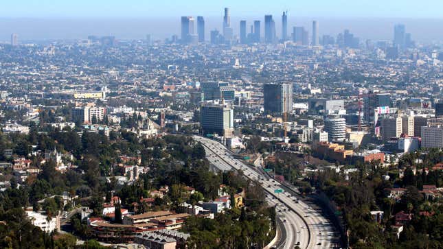 Una foto del horizonte de Los Ángeles que muestra la autopista 101