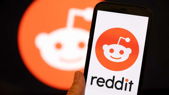 Das Reddit-Logo wird auf dem Bildschirm eines iPhones angezeigt.