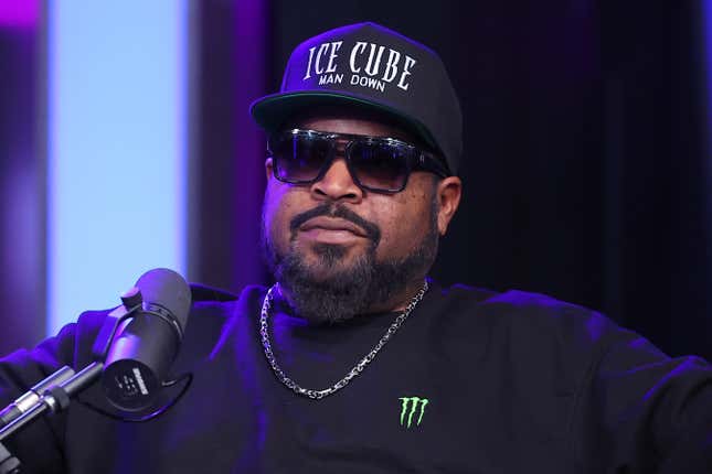 Ice Cube besucht SiriusXM Sway In the Morning Ice Cube in den SiriusXM Studios am 20. November 2024 in Los Angeles, Kalifornien.