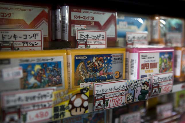 Jeux Famicom exposés dans le magasin de jeux d'occasion Super Potato de Tokyo.