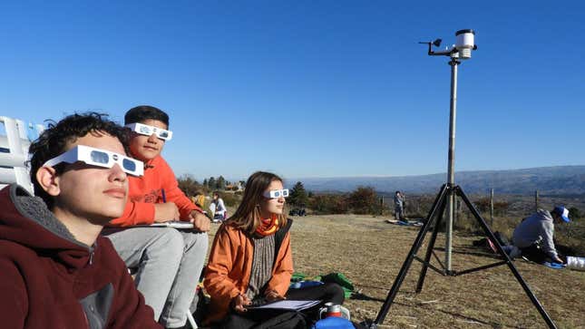 Durante el eclipse del 2 de julio de 2019, que se vio en Sudamérica, estudiantes argentinos recopilaron observaciones de nubes y datos de temperatura, que subido usando la herramienta GLOBE Eclipse.