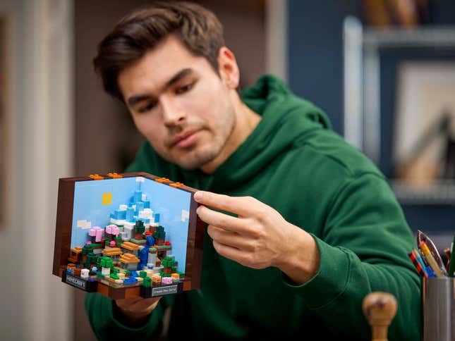 Image for article titled Lego&#39;s First Adult-Focused Minecraft Set Is a Very Stylish Cube