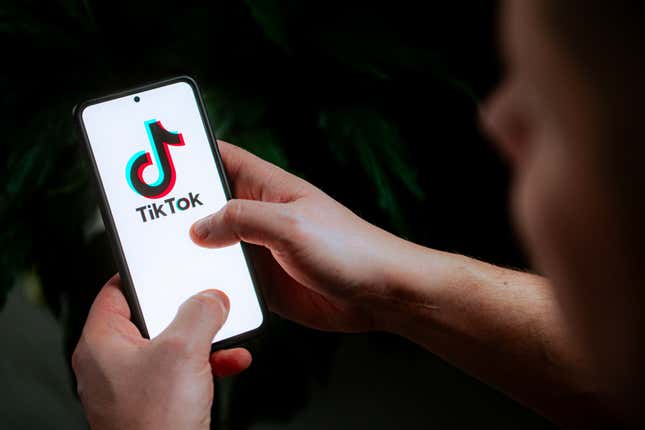  Sur cette photo illustrant un logo TikTok affiché sur un smartphone.