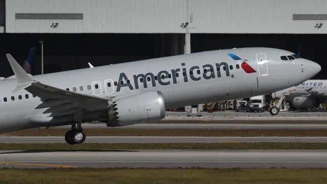 Un avion 737Max d’American Airlines décolle.