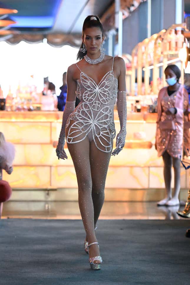 Image for article titled New York Fashion Week 2023: Animals, Insects, and So Many Fucking Flowers