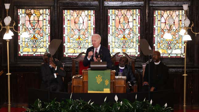 Imagen para el artículo titulado Un lector de labios descifra lo que Trump y Obama discutieron en el funeral del presidente Carter, Internet arrastra al esposo de una senadora republicana que faltó el respeto a la vicepresidenta Harris, Trump planea cambiar el nombre del Golfo de México, los negros estadounidenses reaccionan a la sentencia del caso “Hush Money” de Trump y más