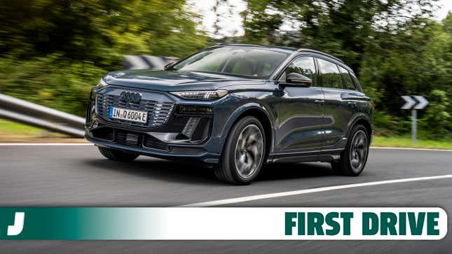 Frontansicht 3/4 eines grauen Audi Q6 E-Tron