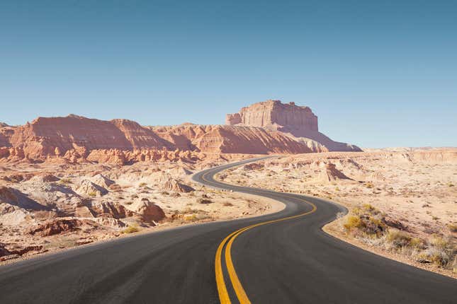 Kurvige, trockene Straße in einer Wüste in Utah.