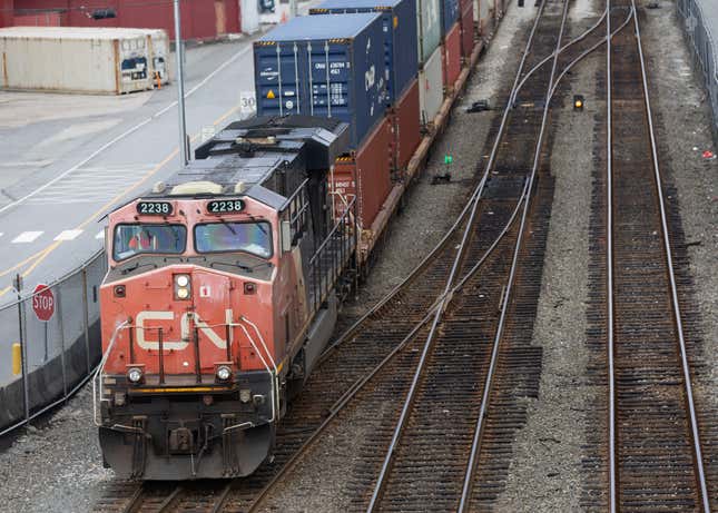 Les deux principaux transporteurs ferroviaires du Canada ont mis en lock-out les membres du syndicat Teamsters jeudi, cessant leurs activités.