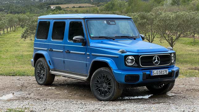 Frontansicht 3/4 eines blauen Mercedes-Benz G-Wagens