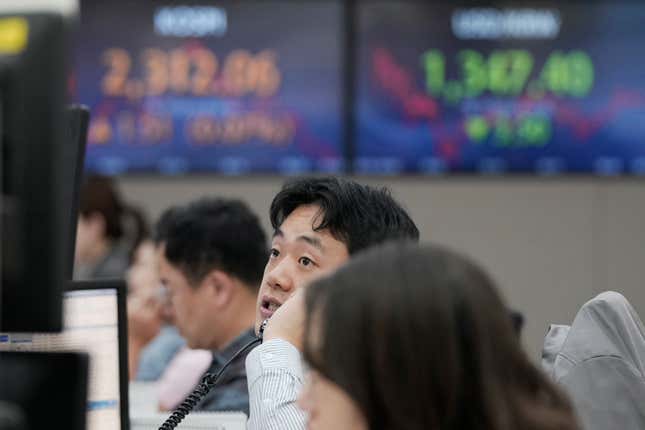 A currency trader watches monitors at the foreign exchange dealing room of the KEB Hana Bank headquarters in Seoul, South Korea, Tuesday, Oct. 31, 2023. Asian shares were trading mostly lower Wednesday as investors looked ahead to a week that could see more swings in financial markets, including key reports on U.S. consumer confidence and the job market. (AP Photo/Ahn Young-joon)