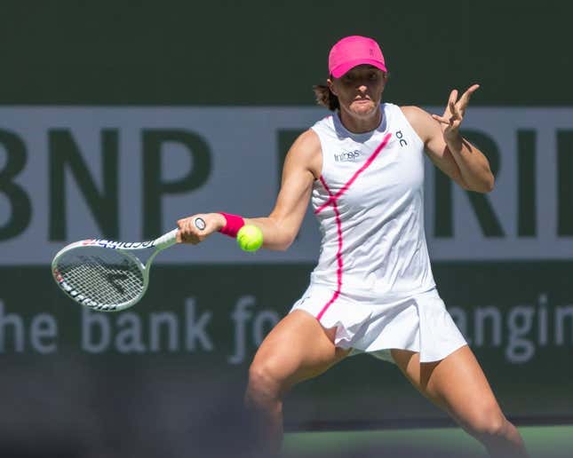 Iga Swiatek rolls to third round in Indian Wells