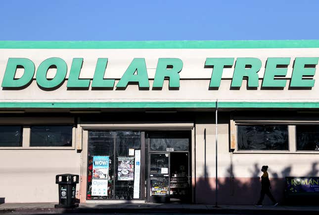 Una persona pasa frente a una tienda Dollar Tree el 23 de noviembre de 2021 en Los Ángeles, California.