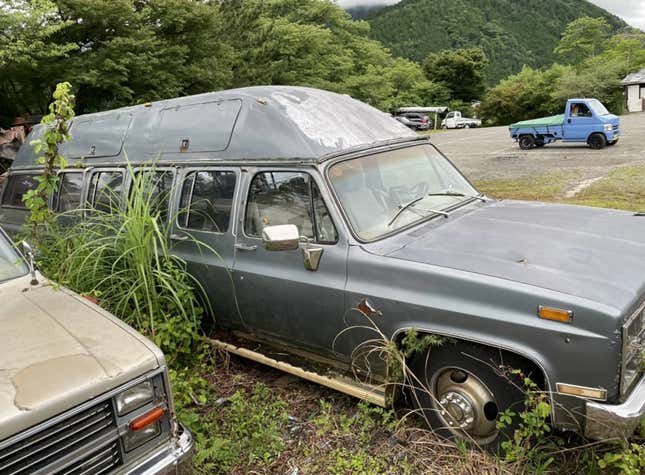 Image for article titled Be The King Of Weird Cars With This 10-Door Chevy Suburban Limousine