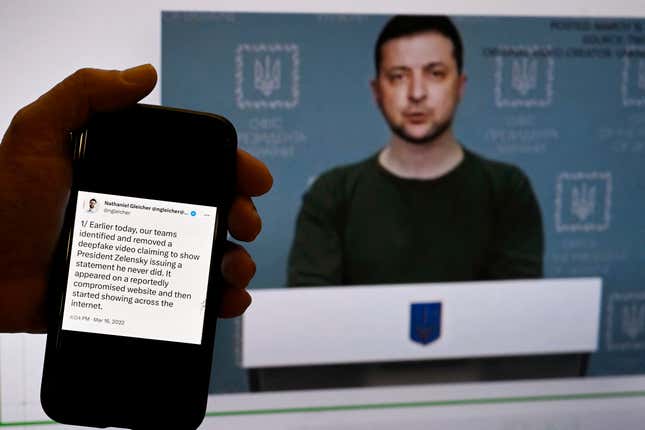 Auf einem Telefondisplay ist eine Erklärung des Leiters der Sicherheitspolitik bei META sowie ein gefälschtes Video des ukrainischen Präsidenten Wolodymyr Selenskyj zu sehen. 