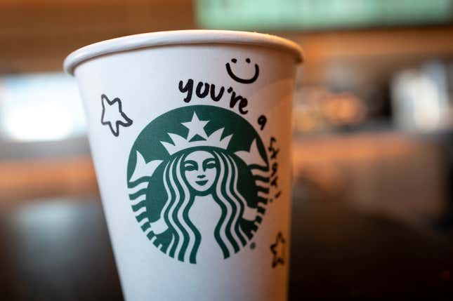 Une tasse de café Starbucks à Chicago, dans l’Illinois.