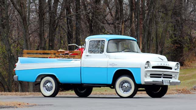 Une photo d’un pick-up Dodge D100 bleu et blanc. 