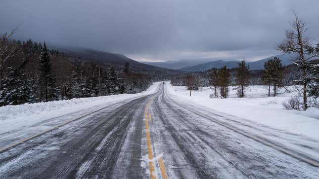 Ein Foto einer schneebedeckten Straße. 