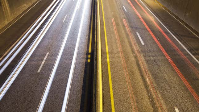 Una foto de automóviles conduciendo por una carretera de noche. 